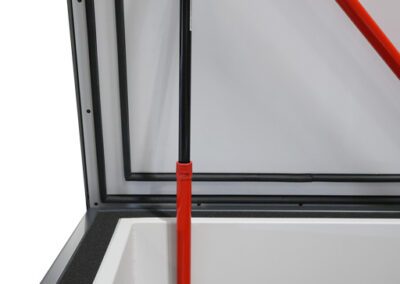Roof access hatch gas strut with extension lock